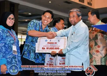 Foto Juara III Nasional Pengelola LKP Foto Juara III Nasional Pengelola LKP