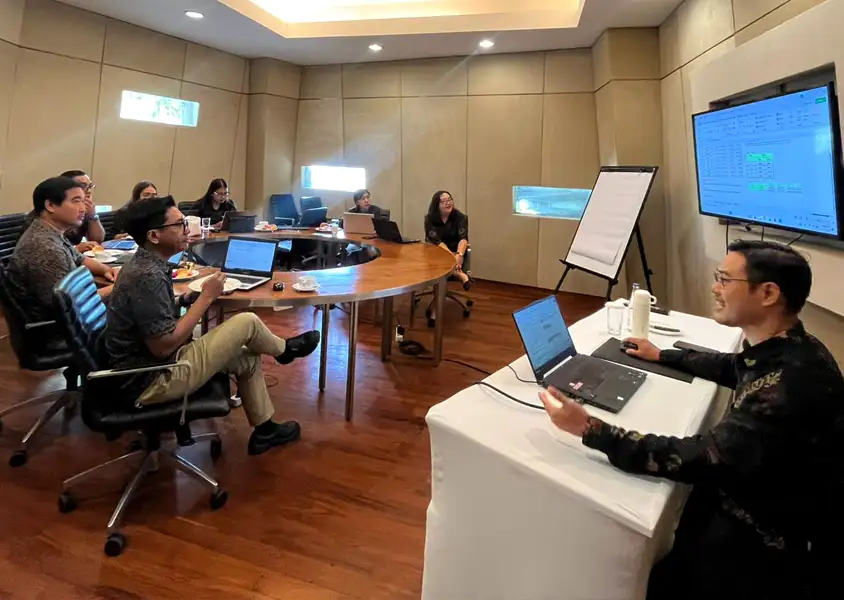 Sesi diskusi interaktif dan pendampingan materi secara langsung antara instruktur dan peserta kegiatan pelatihan In House Training Excel Intermediate Maya Resor