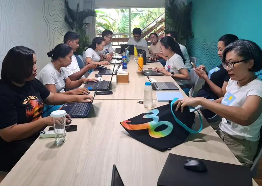 Peserta mengerjakan pre test untuk mengukur kemampuan awal sebelum mengikuti In House Training Microsoft Excel Intermediate di Waterbom Bali.