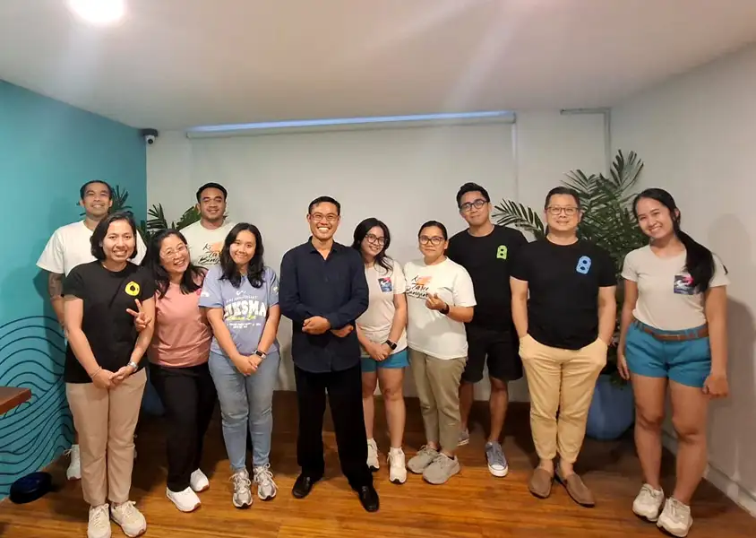 Dokumentasi penutupan In House Training Microsoft Excel Intermediate bersama seluruh peserta dan trainer di Waterbom Bali.